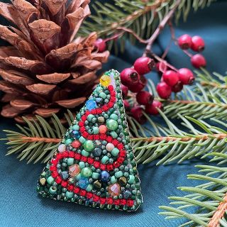 Usoudila jsem, že už je čas, ukázat Vám pár vánočních kousků 🎄❤️ brože na kabátek, doslova vyšité 🎄 #handmade #christmas...